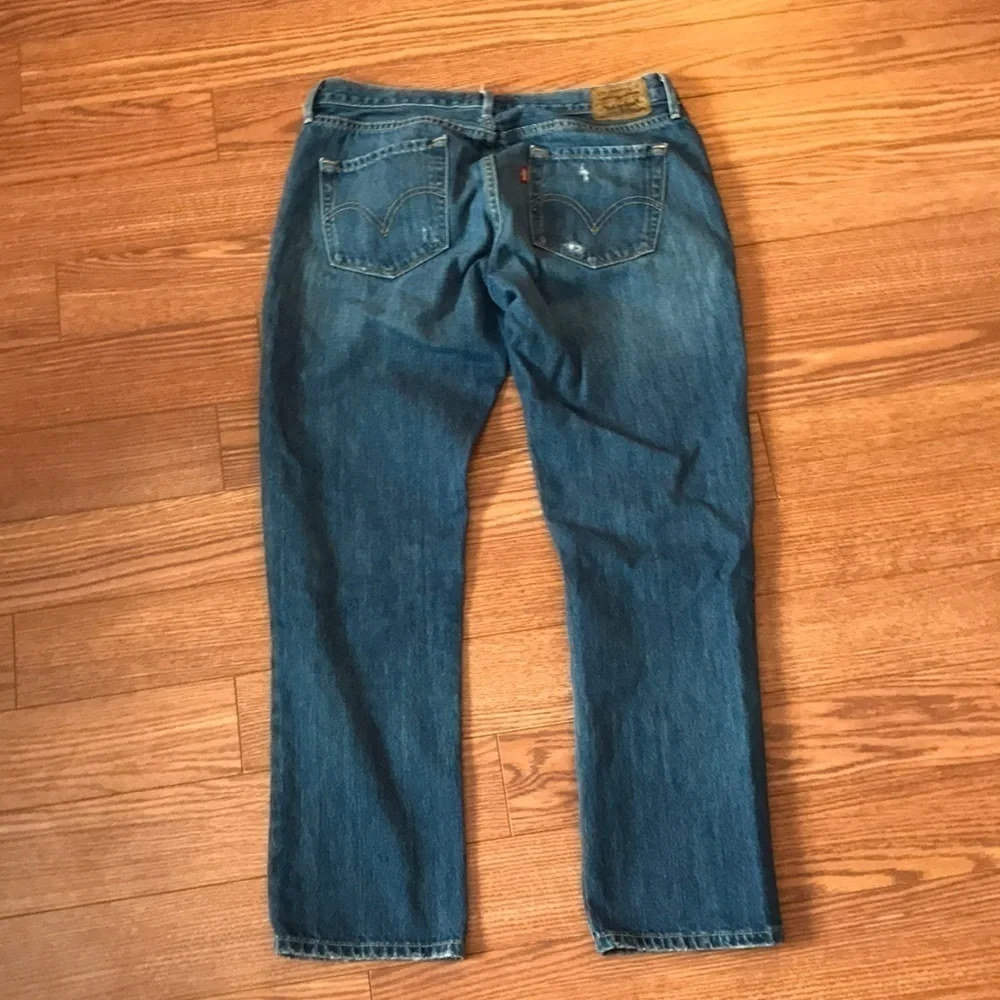 EUC Levi’s distressed boyfriend jeans